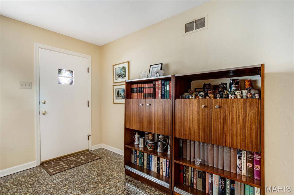 12 Winslow LN, Des Peres, MO 63131