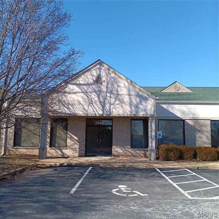 2043 S Old Highway 94, St Charles, MO 63303