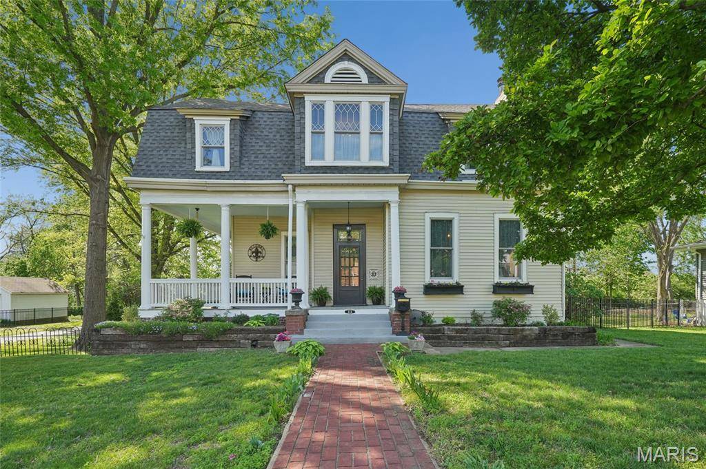 33 S Laclede Station RD, Webster Groves, MO 63119