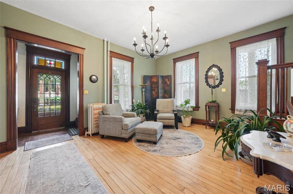 33 S Laclede Station RD, Webster Groves, MO 63119