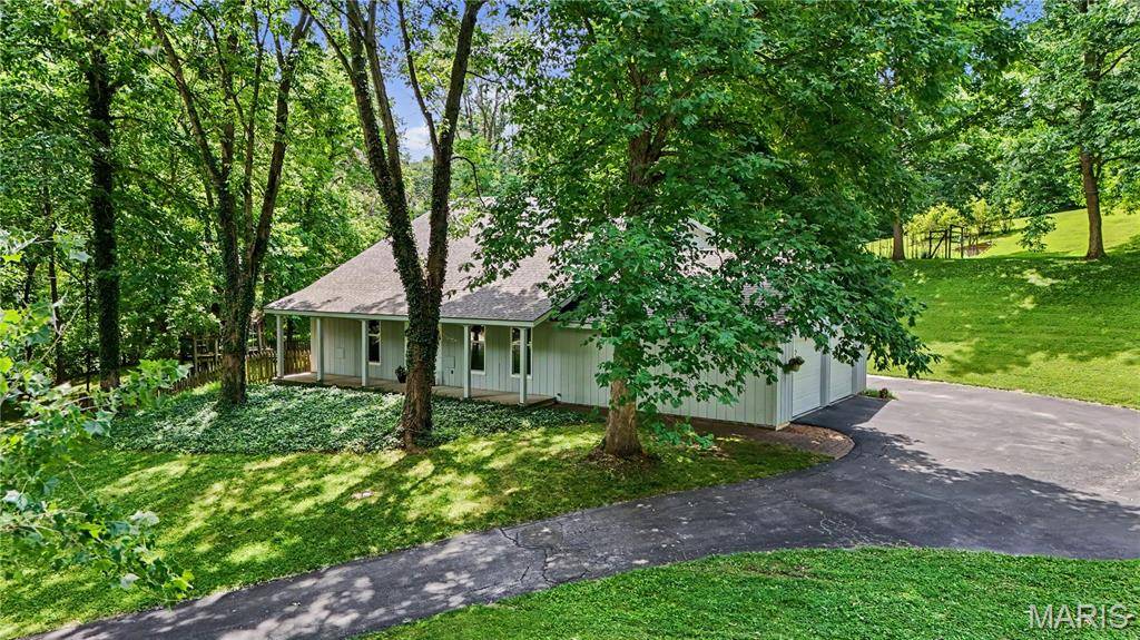 4120 Charbonier RD, Florissant, MO 63031