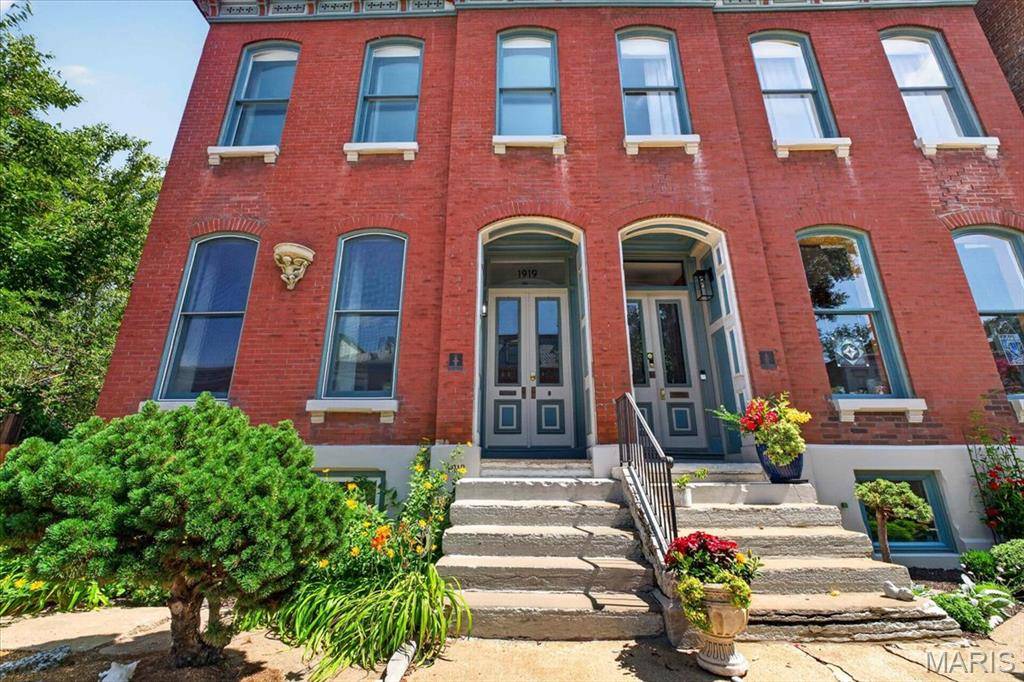 1919 Hickory ST, St Louis, MO 63104