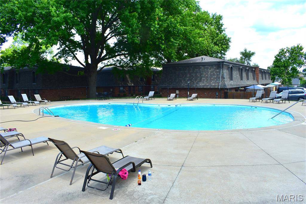 1869 Mansard DR, Mehlville, MO 63125
