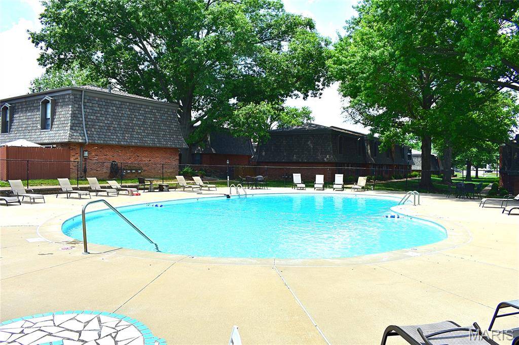1869 Mansard DR, Mehlville, MO 63125