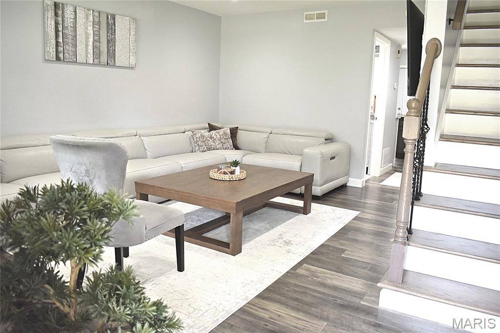1869 Mansard DR, Mehlville, MO 63125