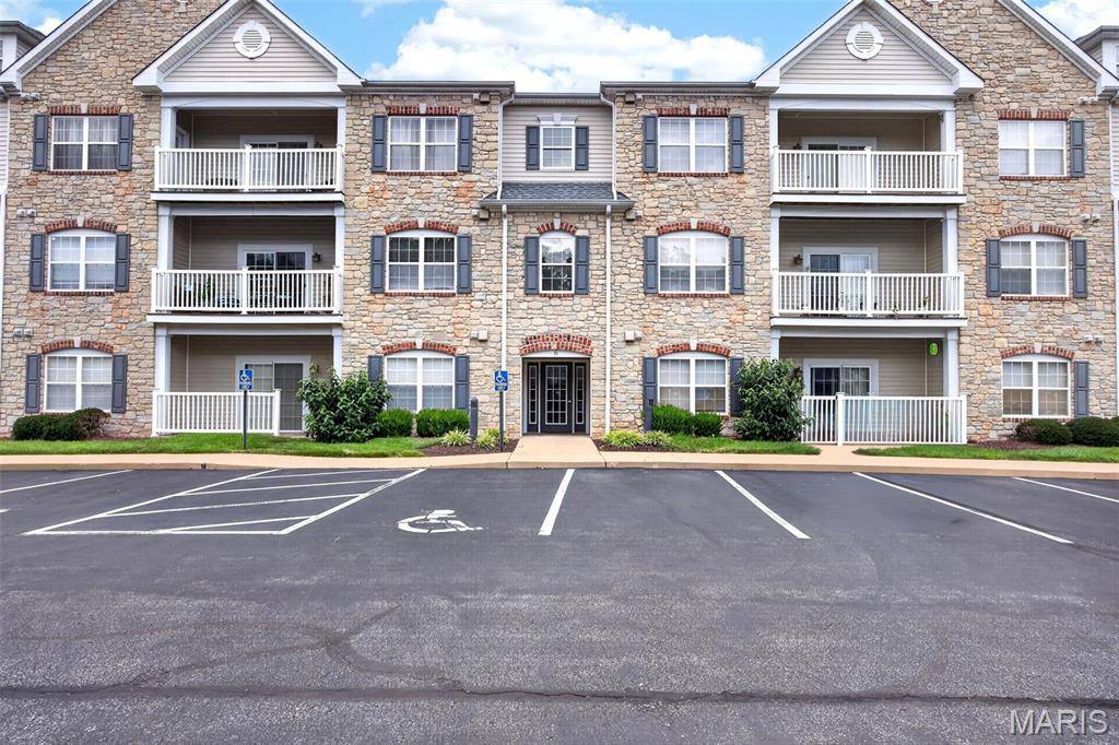 6 Monarch Trace CT #103, Chesterfield, MO 63017