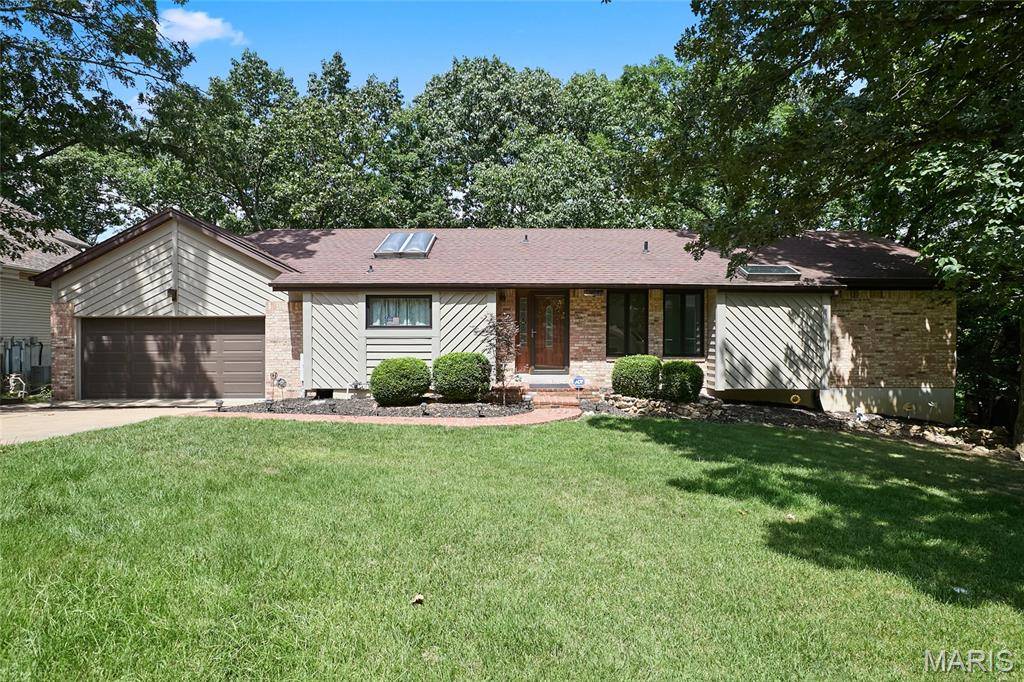 1604 Creightonwood CT, High Ridge, MO 63049