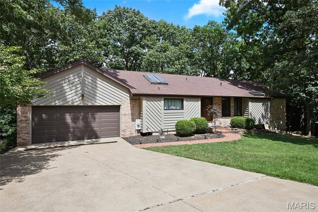 1604 Creightonwood CT, High Ridge, MO 63049