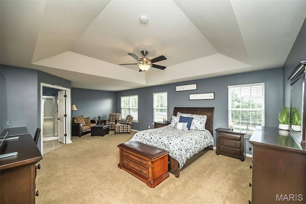 1048 Pierpoint LN, St Charles, MO 63303