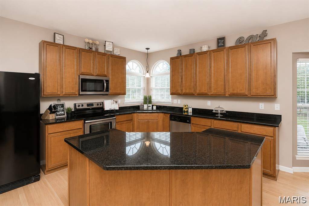 1048 Pierpoint LN, St Charles, MO 63303
