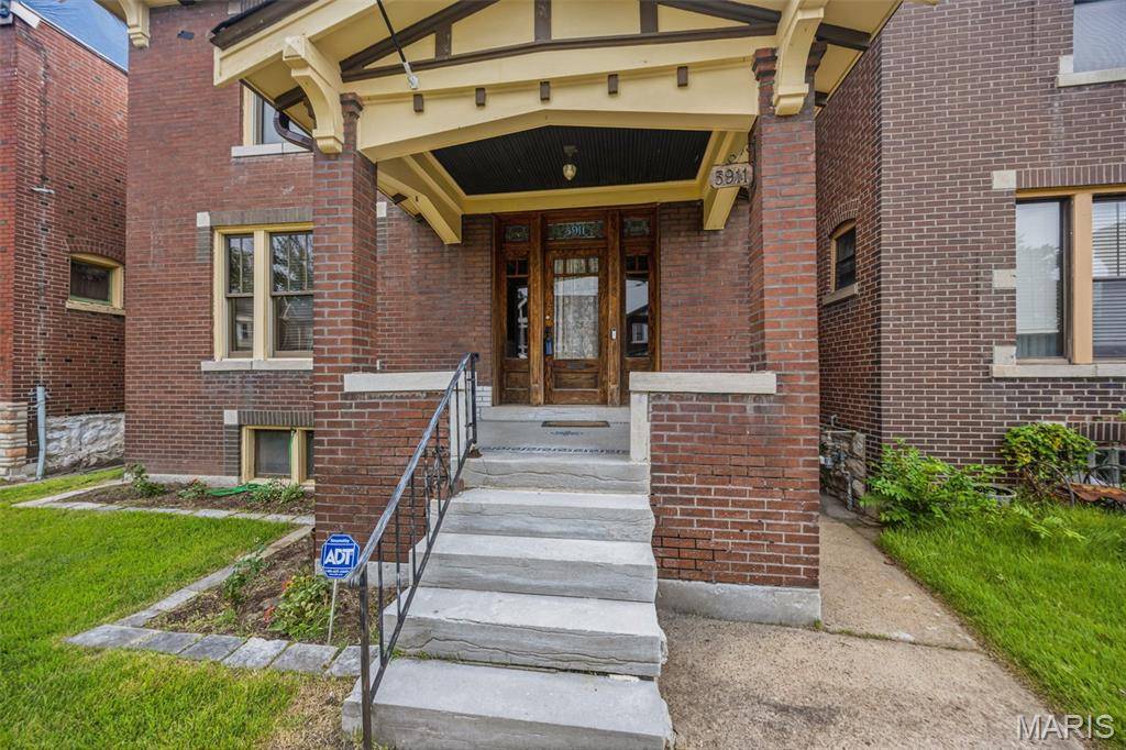 5911 Degiverville AVE, St Louis, MO 63112