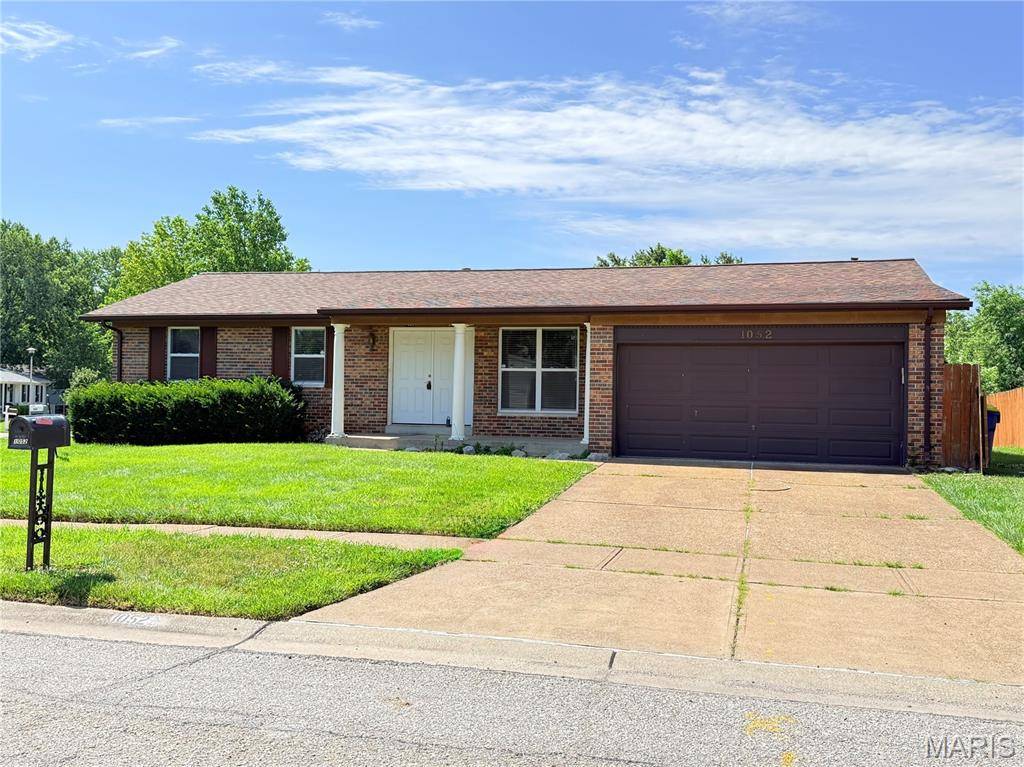 1052 Deleon CT, Fenton, MO 63026