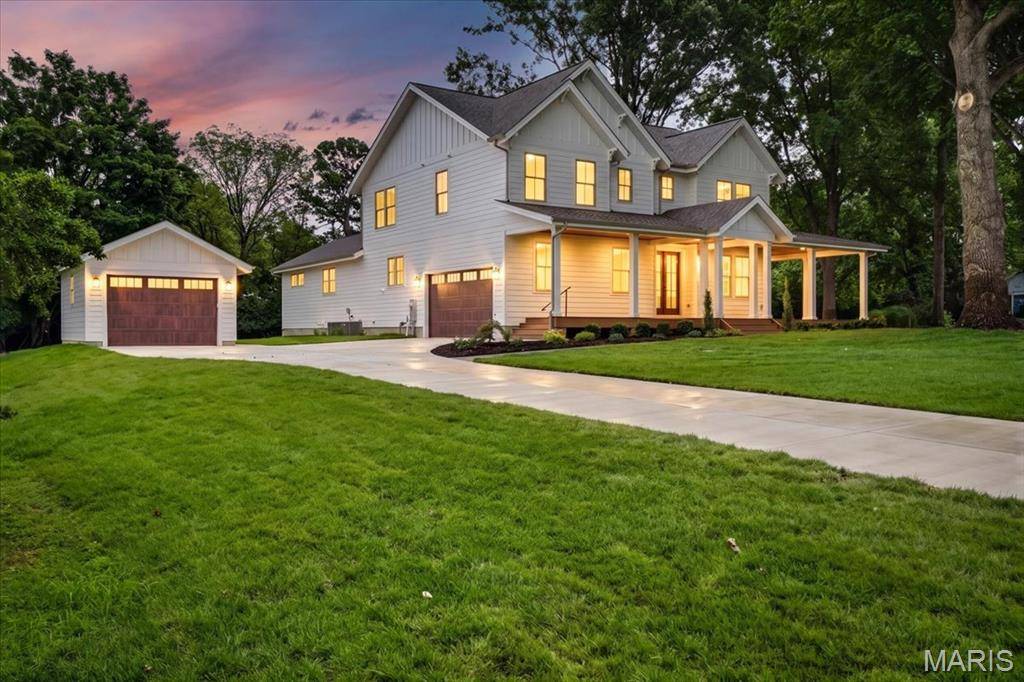 12 Beacon Hill LN, Creve Coeur, MO 63141