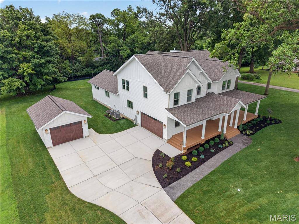 12 Beacon Hill LN, Creve Coeur, MO 63141