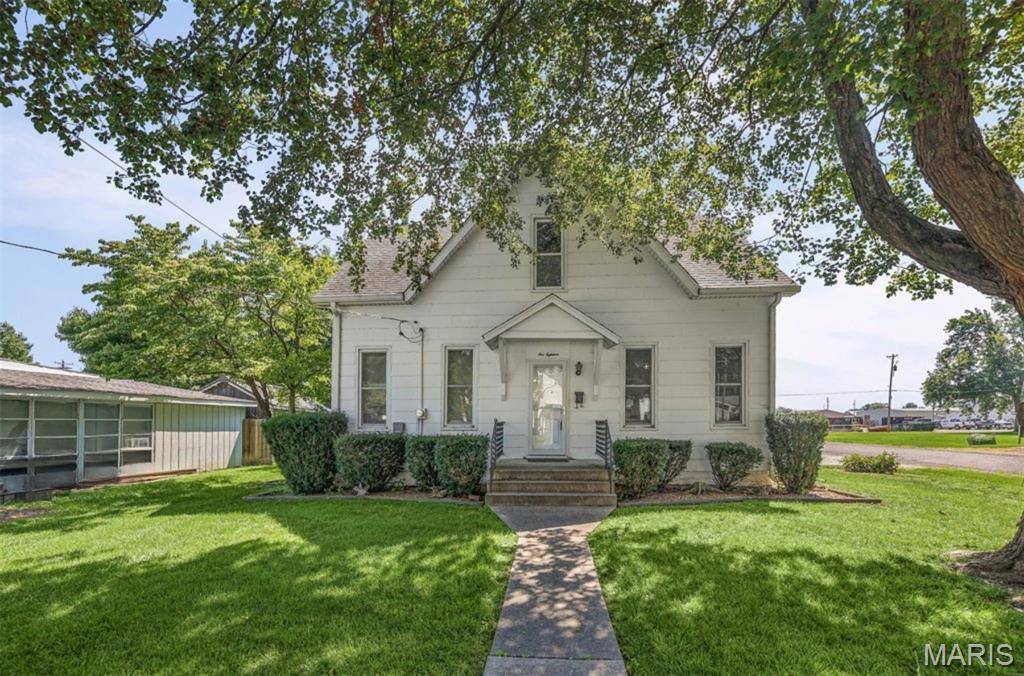 118 S Cedar ST, Trenton, IL 62293