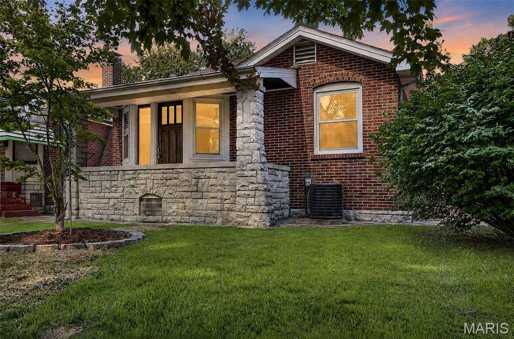 4005 Dover PL, St Louis, MO 63116