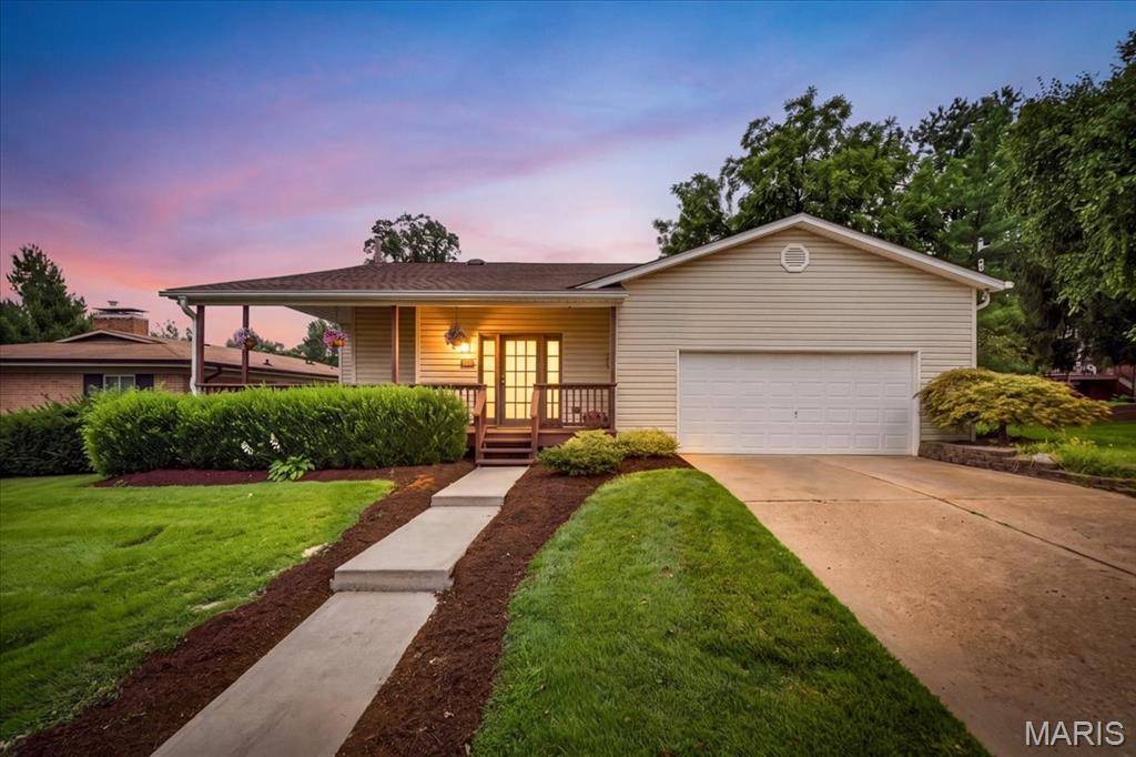 8686 Barby LN, University City, MO 63124