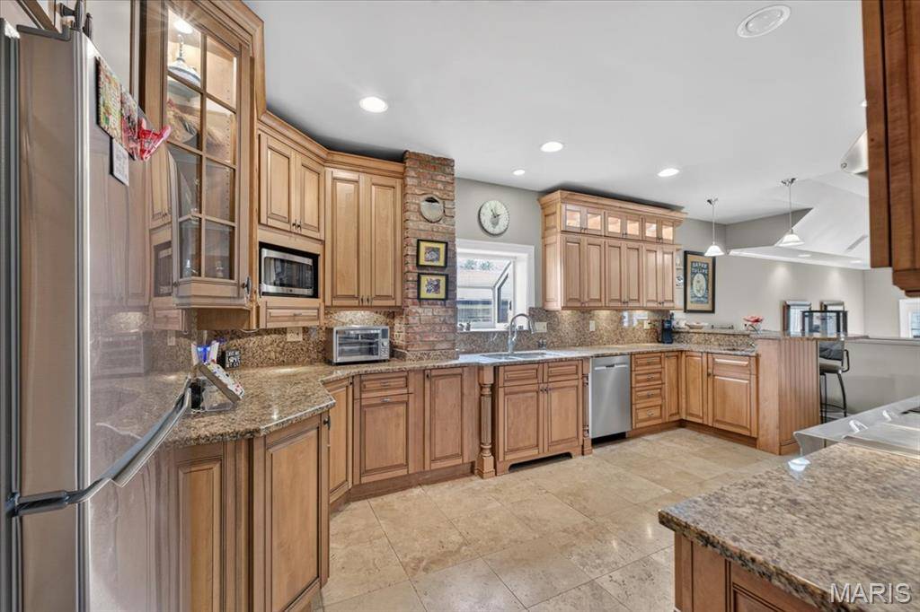8686 Barby LN, University City, MO 63124
