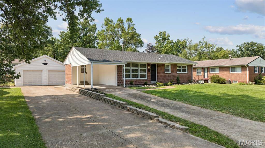 160 Saint Patrick LN, Florissant, MO 63031