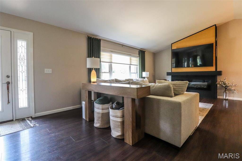 12 Pyrenees DR, Lake St Louis, MO 63367