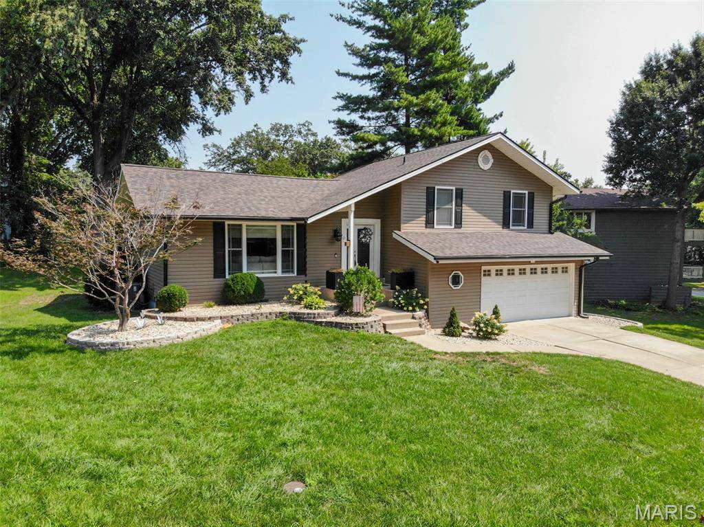 12 Pyrenees DR, Lake St Louis, MO 63367