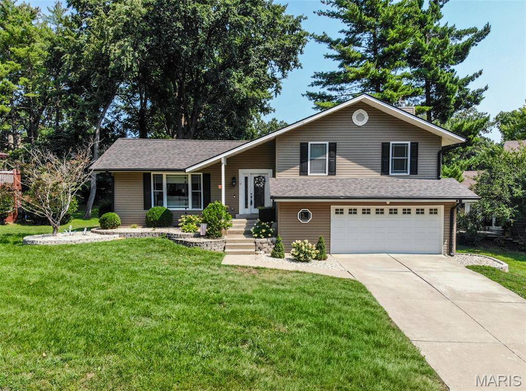 12 Pyrenees DR, Lake St Louis, MO 63367