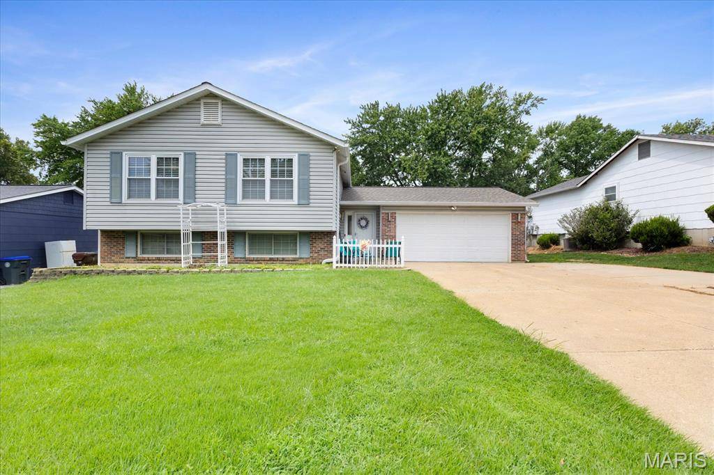 2843 Park Valley DR, St Peters, MO 63376