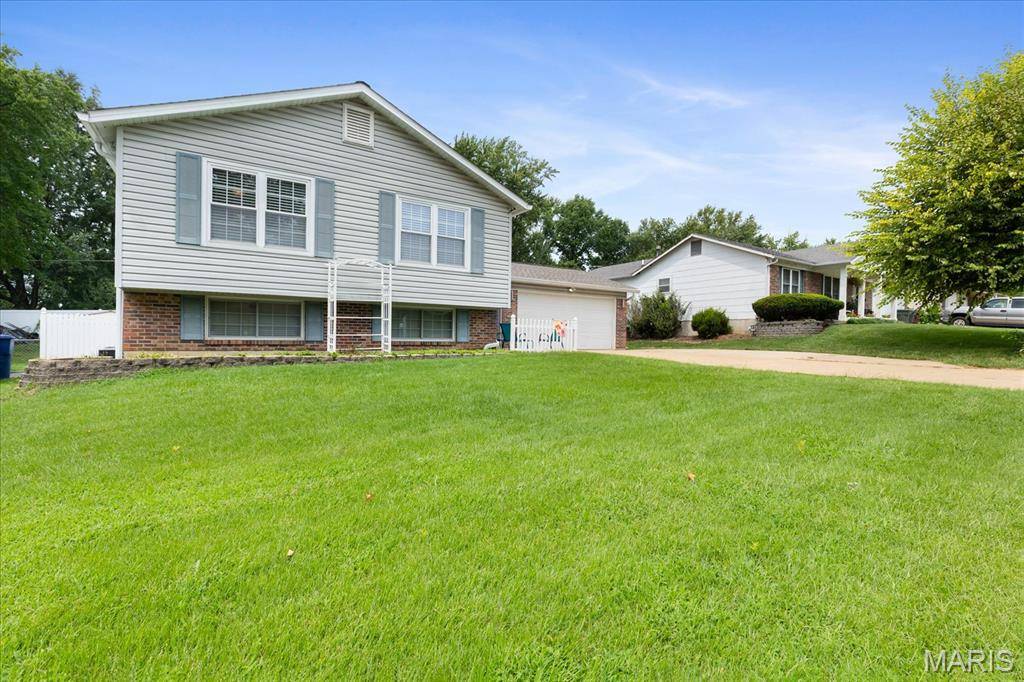 2843 Park Valley DR, St Peters, MO 63376