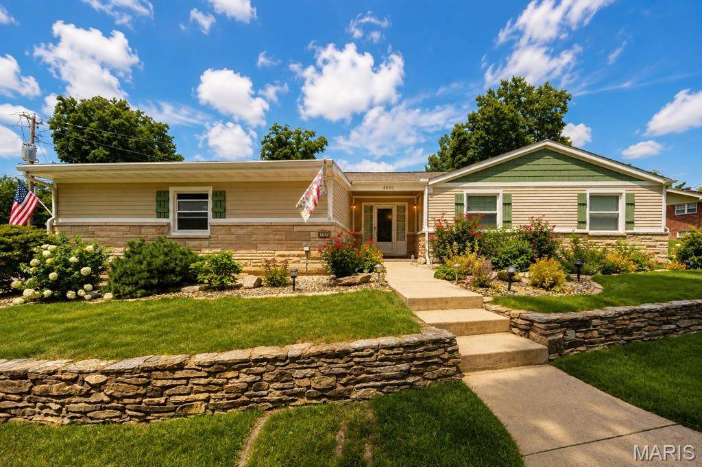 4900 Voltaire DR, Godfrey, IL 62035