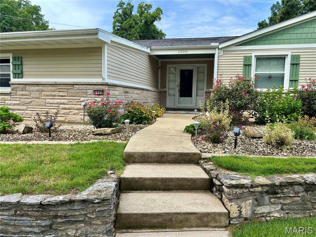 4900 Voltaire DR, Godfrey, IL 62035