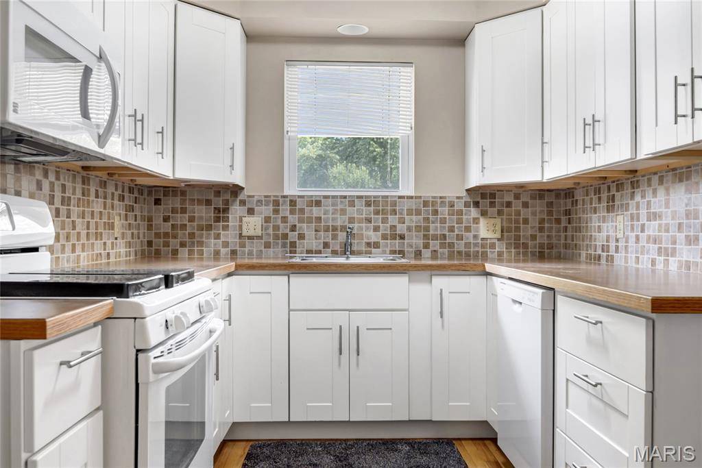 1401 Tamarack DR, St Charles, MO 63301