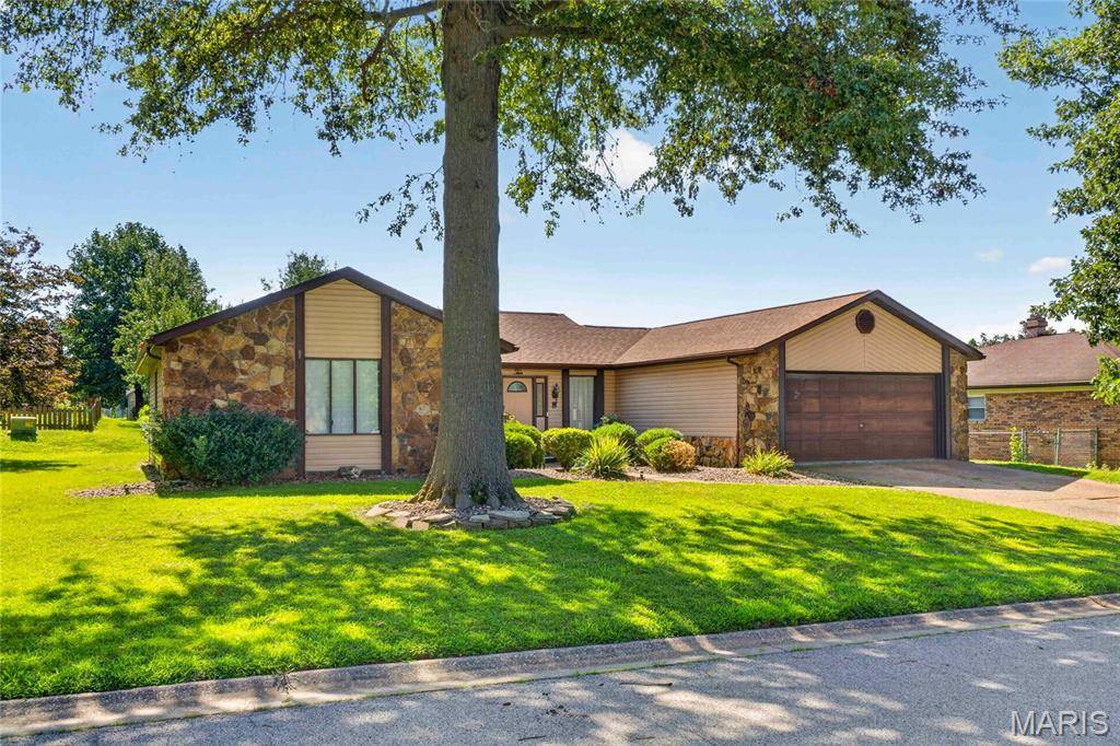 10 El Cerrito DR, Belleville, IL 62221