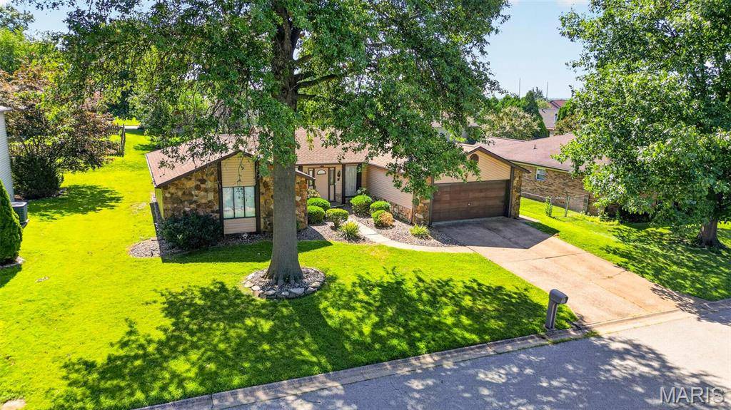 10 El Cerrito DR, Belleville, IL 62221