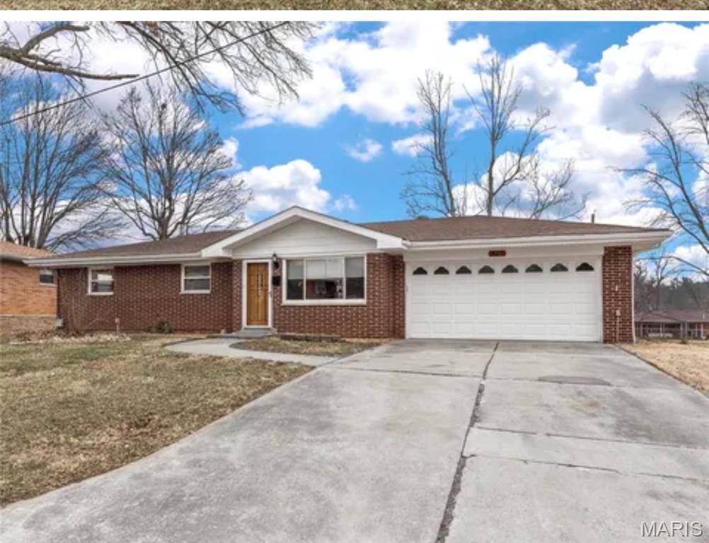 517 Hoecker DR, Collinsville, IL 62234