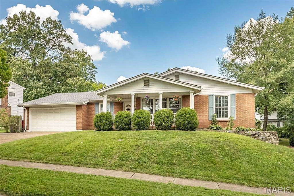 9363 Hazelridge DR, Sunset Hills, MO 63126