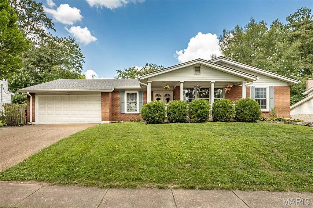 9363 Hazelridge DR, Sunset Hills, MO 63126