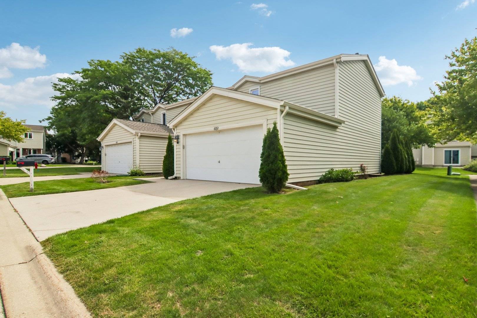 682 Claridge CIR, Hoffman Estates, IL 60169