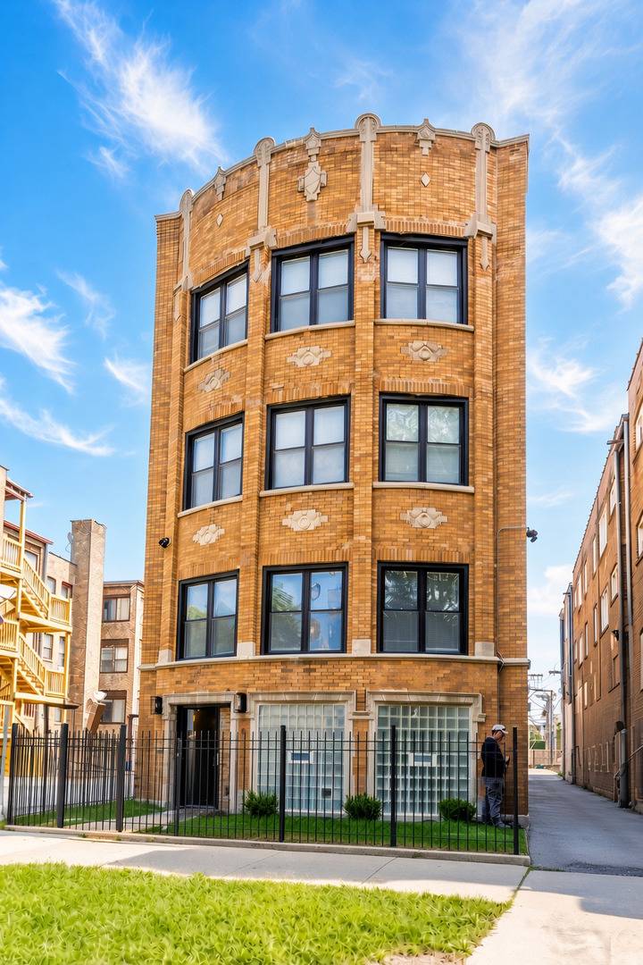 6711 S PAXTON AVE, Chicago, IL 60649