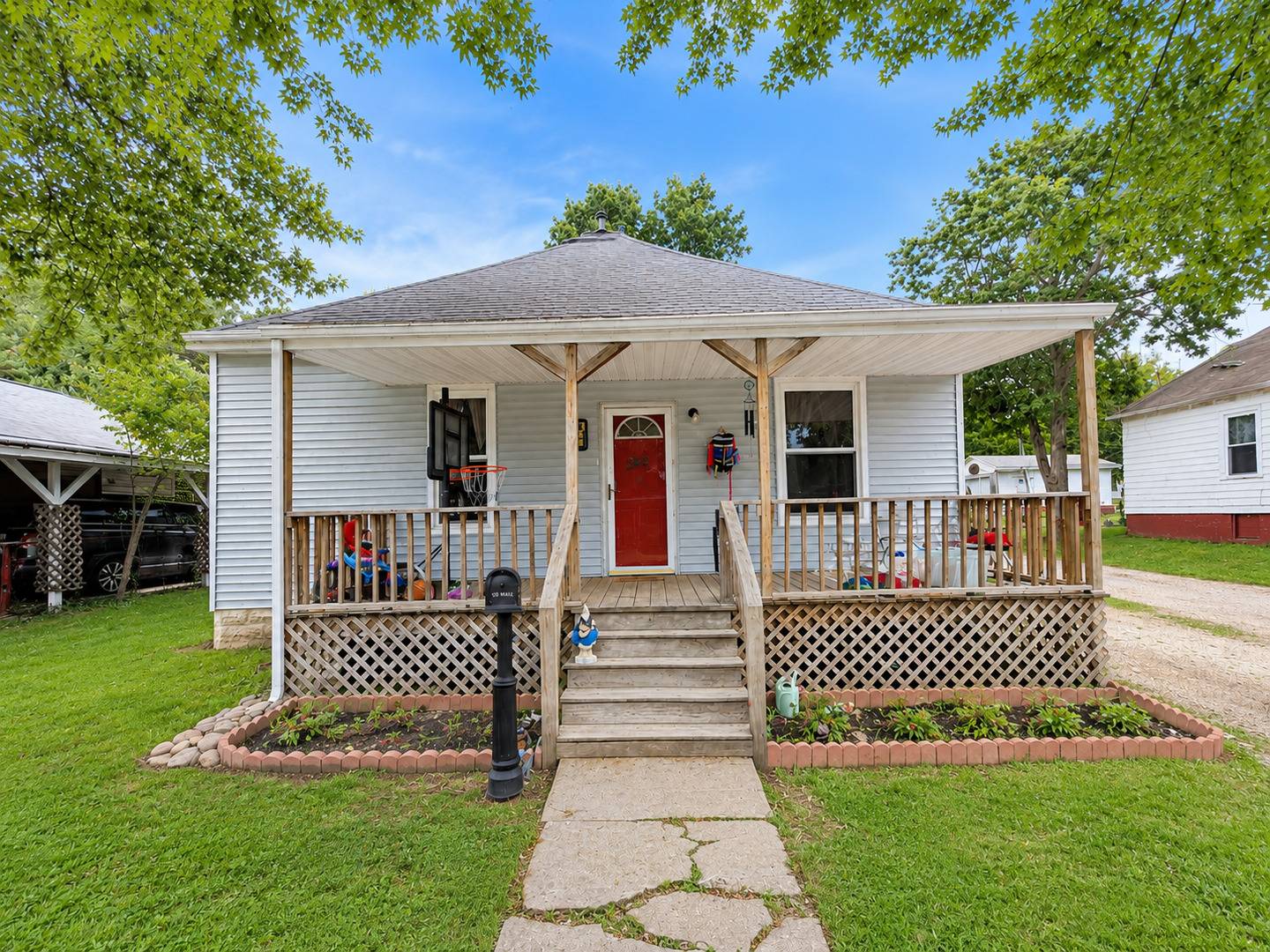 300 W Allmon ST, Salem, IL 62881