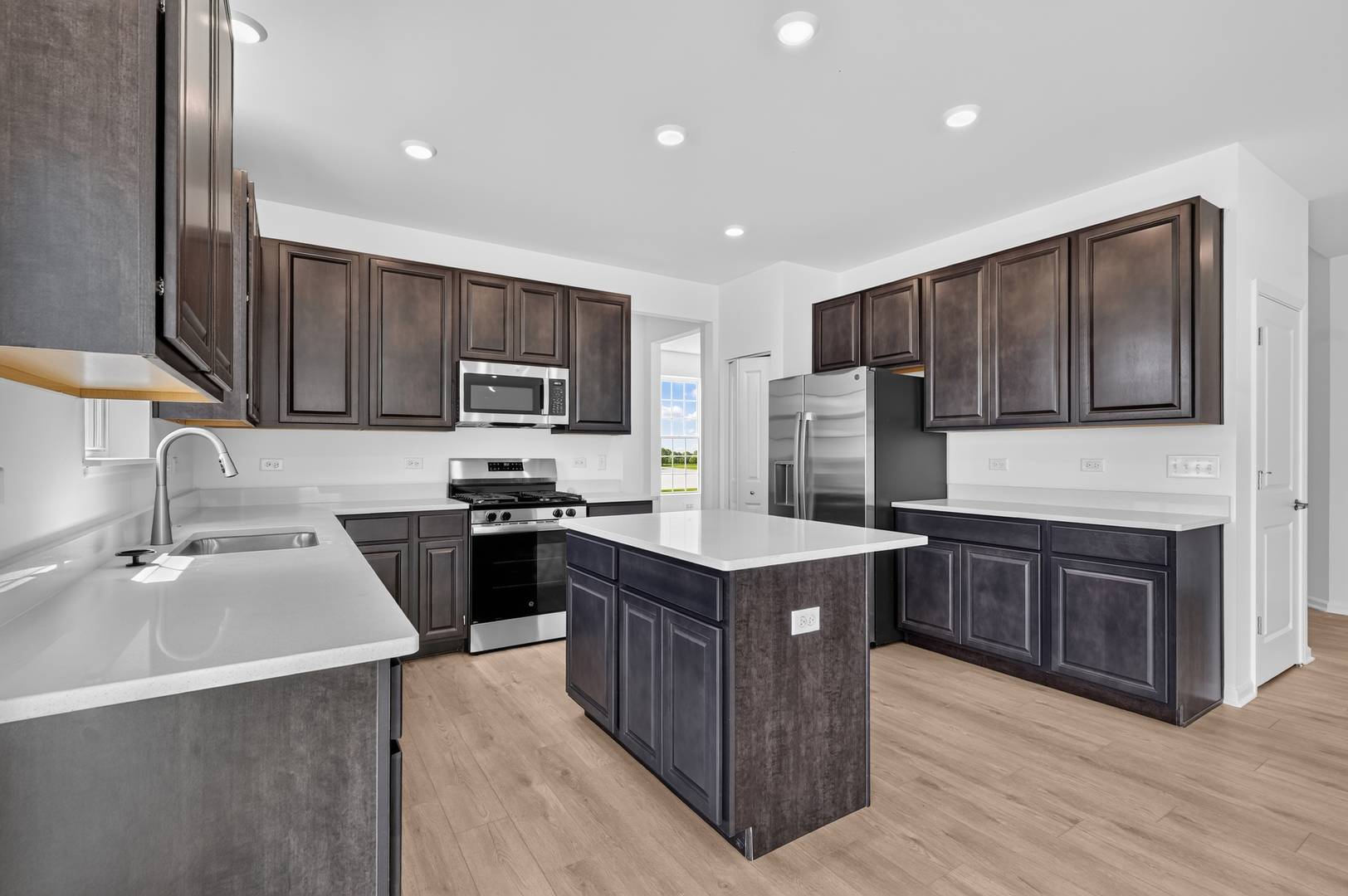 176 Blazing Star TRL, Oswego, IL 60543