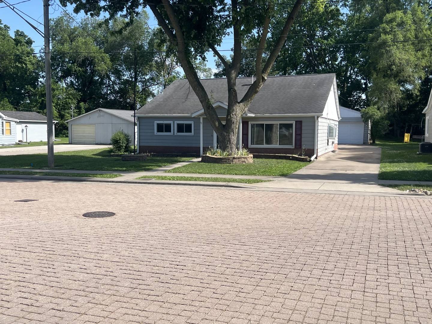 113 4TH ST, Carbon Cliff, IL 61239