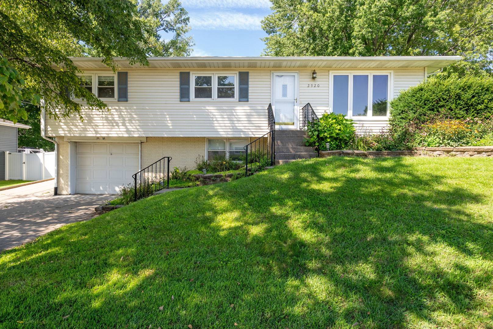 2920 Cambridge DR, Bettendorf, IA 52722