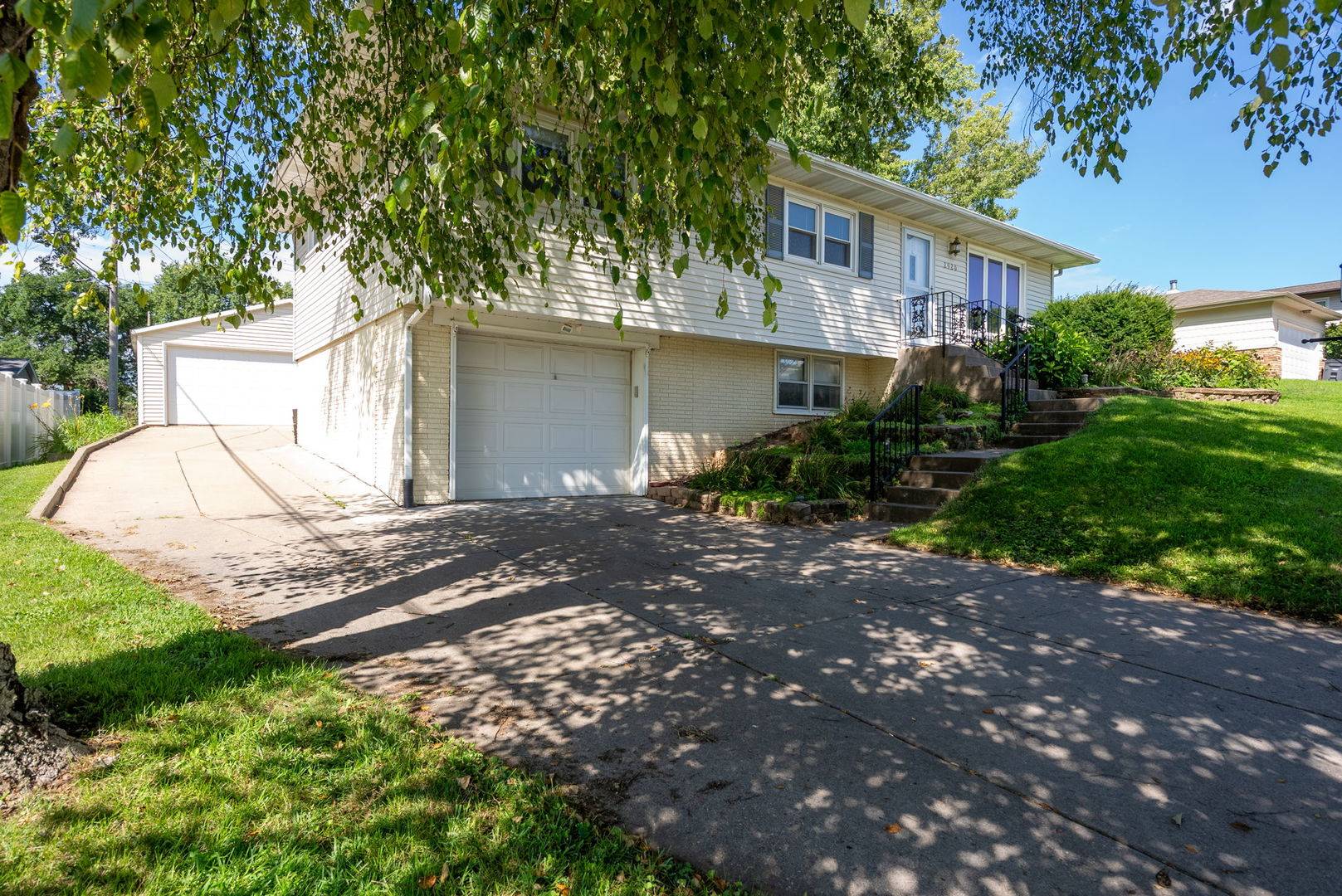 2920 Cambridge DR, Bettendorf, IA 52722