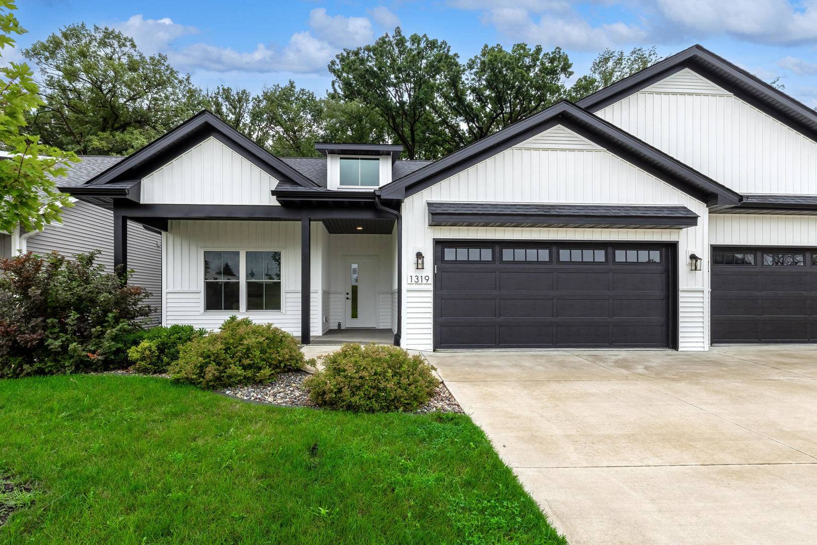 1319 Heights CT, Bettendorf, IA 52722