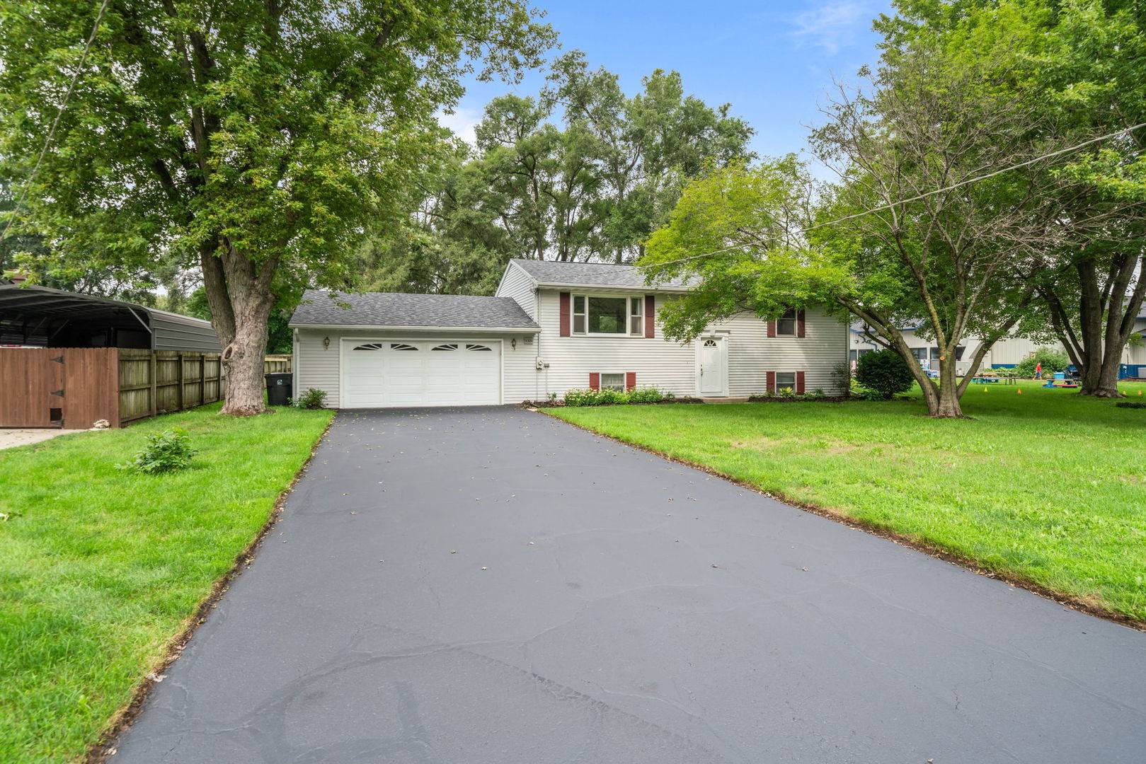 11320 2nd ST, Roscoe, IL 61073