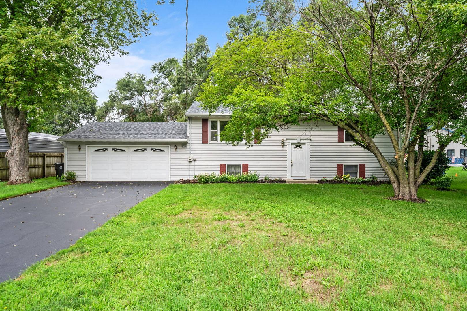 11320 2nd ST, Roscoe, IL 61073