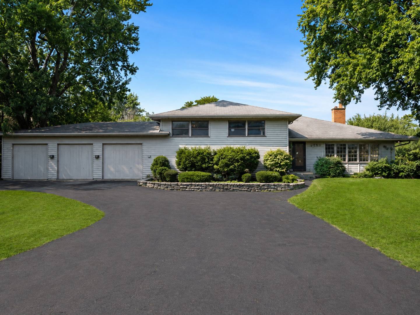 2250 White Oak DR, Northbrook, IL 60062