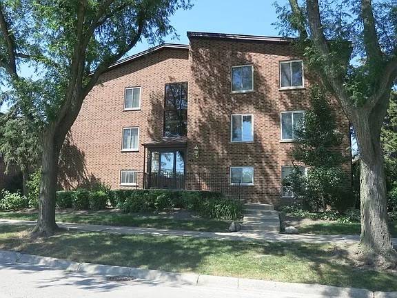 930 Perrie DR #203, Elk Grove Village, IL 60007