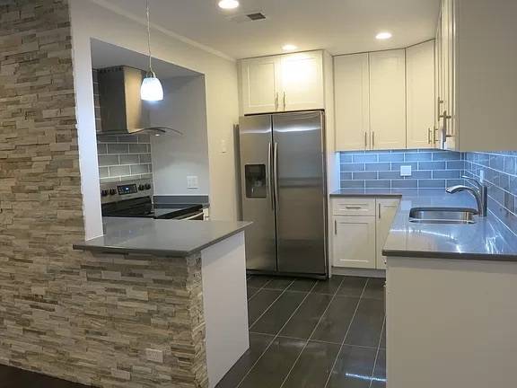 930 Perrie DR #203, Elk Grove Village, IL 60007