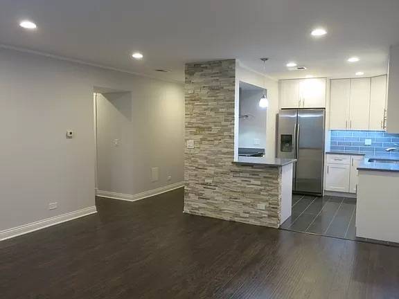 930 Perrie DR #203, Elk Grove Village, IL 60007
